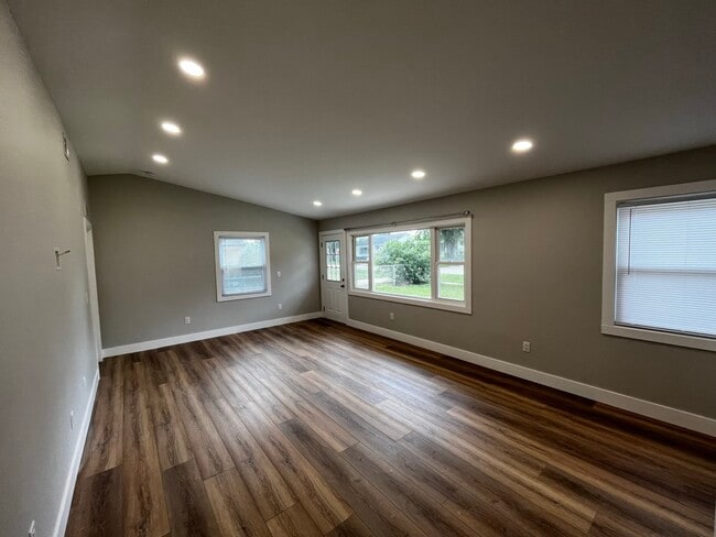 Building Photo - 54 Fontenelle St SE