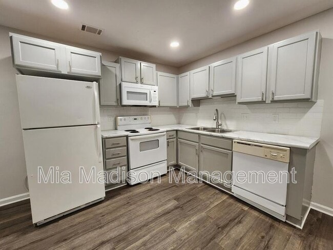 Building Photo - 111 E Mell St