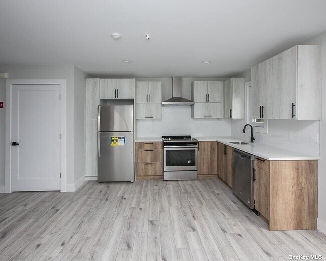Building Photo - 170 W Montauk Hwy