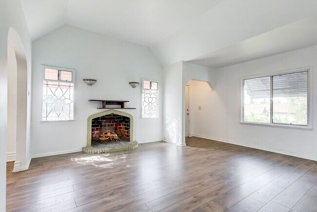 Foto del edificio - 288 S Coronado St