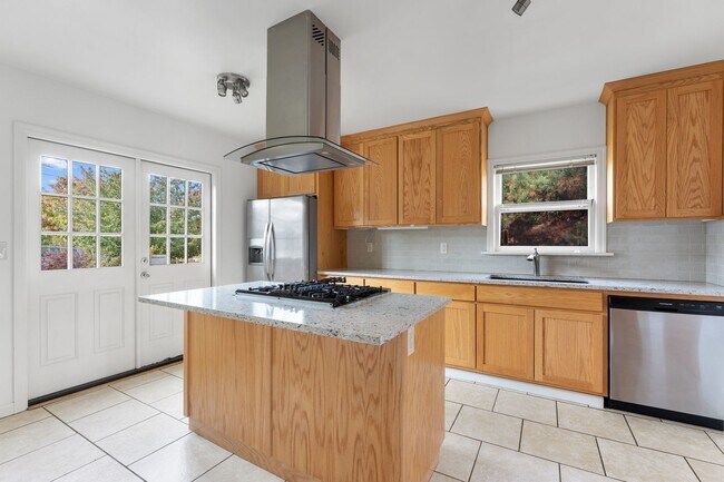 Foto del edificio - Spacious 6 Bed 2 Bath Home- N Portland Charmer!