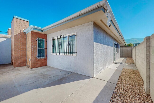 Building Photo - 3120 Candlelight Dr NE