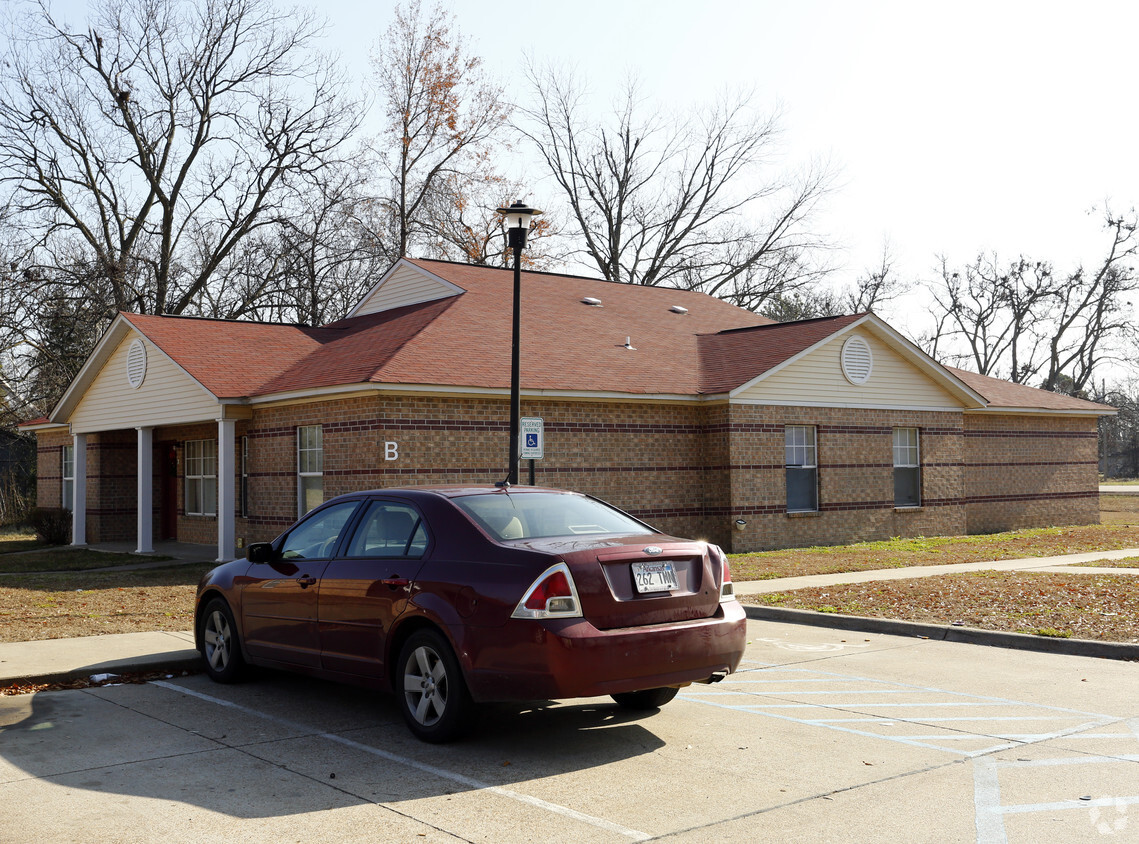 Building Photo - Davis Manor Apartments