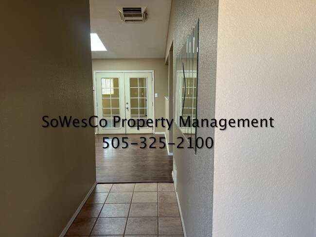 Foto del edificio - 3 Bedroom Home, Near Target with Garage (Small Dogs Allowed)