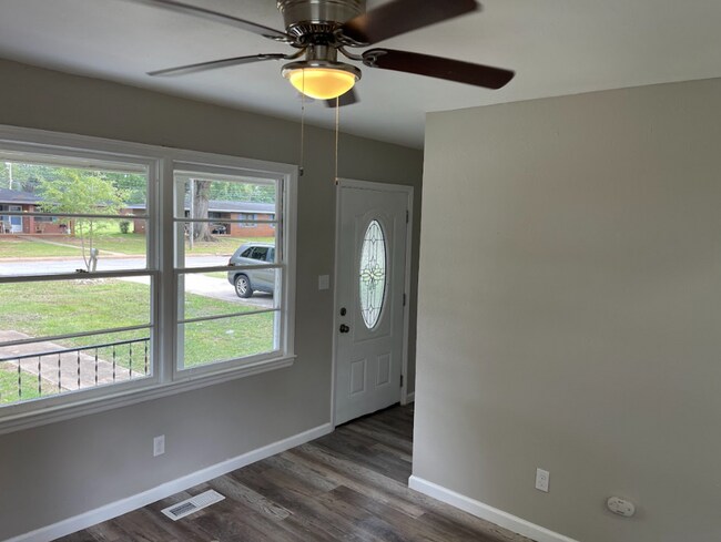 Foto del edificio - Newly Renovated 3 bed/2 bath - great location! MOVE IN SPECIAL!