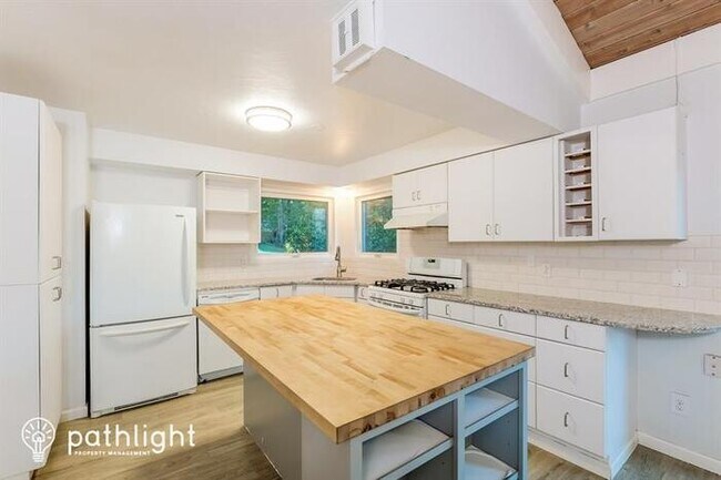 Foto del edificio - 1581 Woodland Terrace, Lake Oswego, OR, 97034