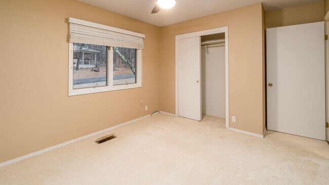 Building Photo - Charming 3 bedroom, 2 bath home with a woo...
