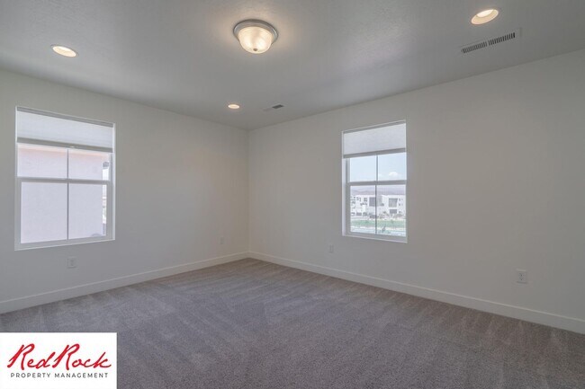 Building Photo - 3 Bedroom Townhome Located in Desert Color...