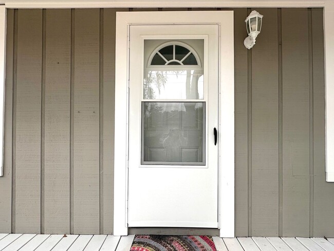 Building Photo - Fernandina Bungalow! Close to Downtown!