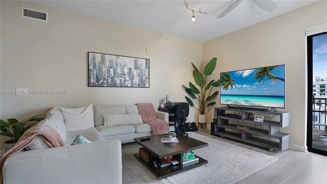 Foto del edificio - 8390 SW 72nd Ave