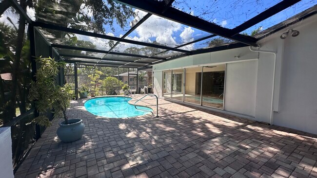 Building Photo - 1404 Riverside Dr