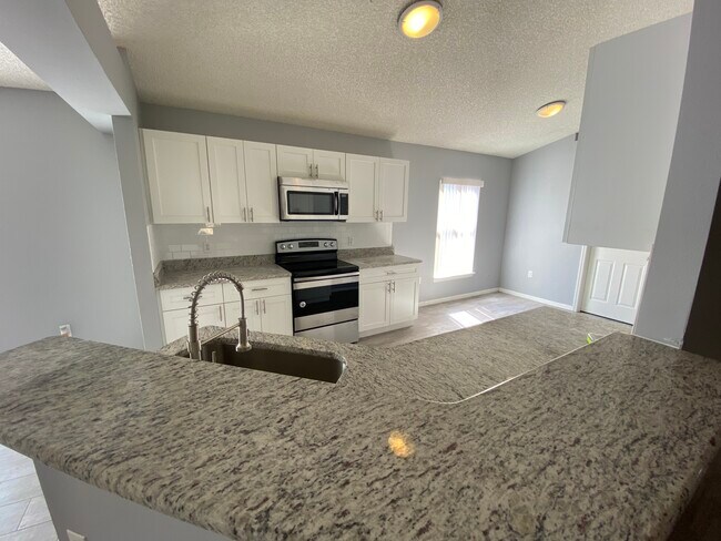 Building Photo - 8511 Ivanhoe Dr