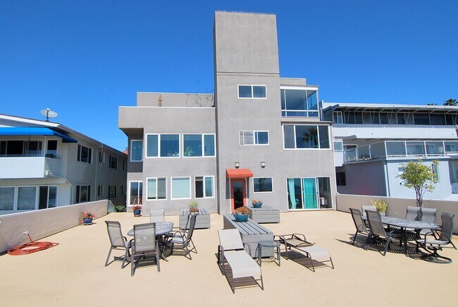 Foto del edificio - Ocean Views, High End Appliances and Large Deck with Beach Access