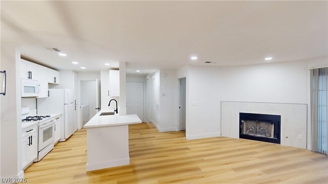 Foto del edificio - 2200 S Fort Apache Rd