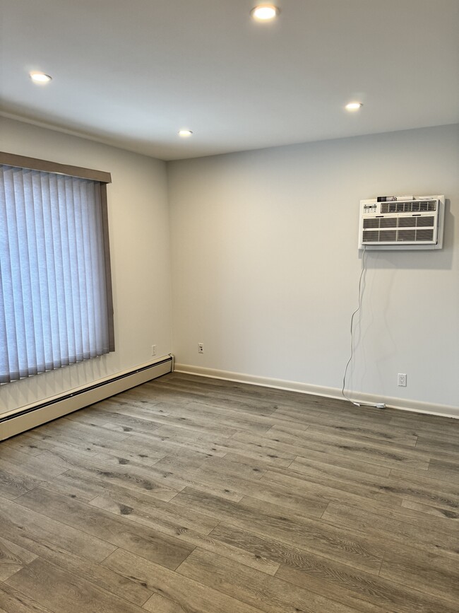 Building Photo - 665 Corydon Av