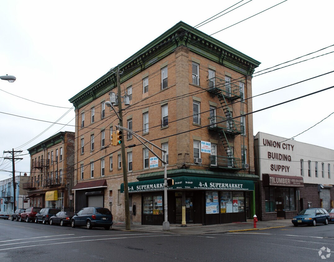 Primary Photo - 2200 Summit Ave
