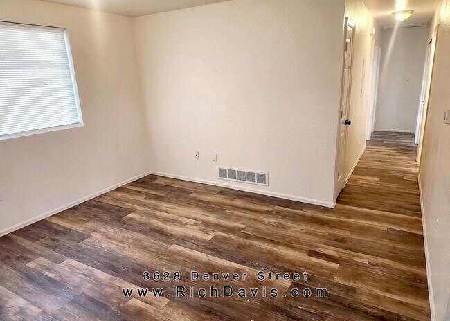 Building Photo - 3 bed, 1 Bath, 1200 sqft with washer/dryer...
