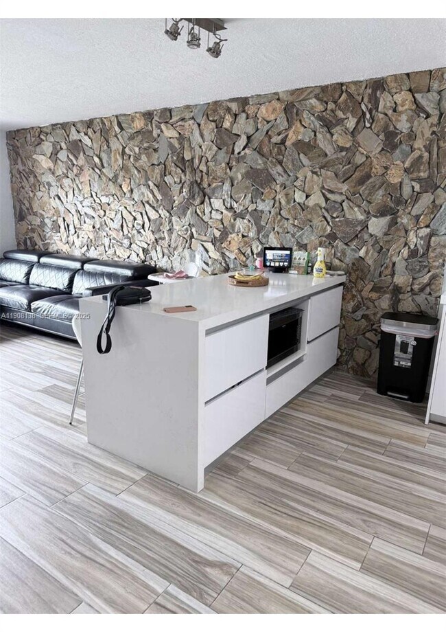 Foto del edificio - 6780 W 2nd Ct