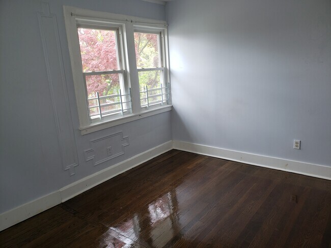 Bedroom 1 - 550 S 6th Ave