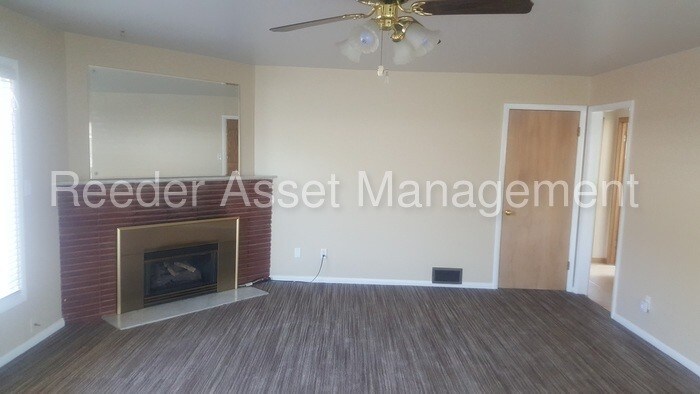 Foto principal - 3 bed, 2 bath, 2 kitchens single family home