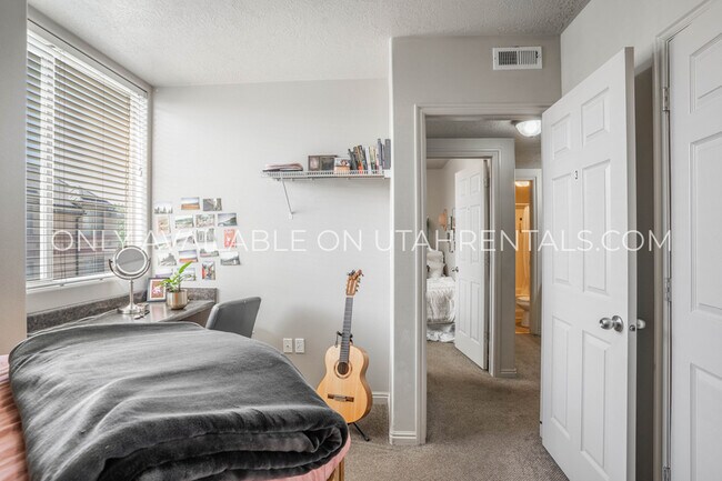 Building Photo - 866 E 700 N