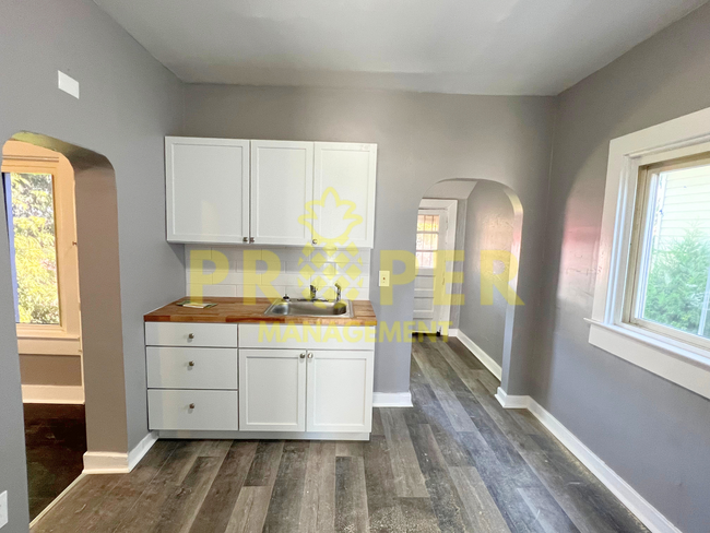 Foto del edificio - 2 bedroom 1 bathroom house for rent