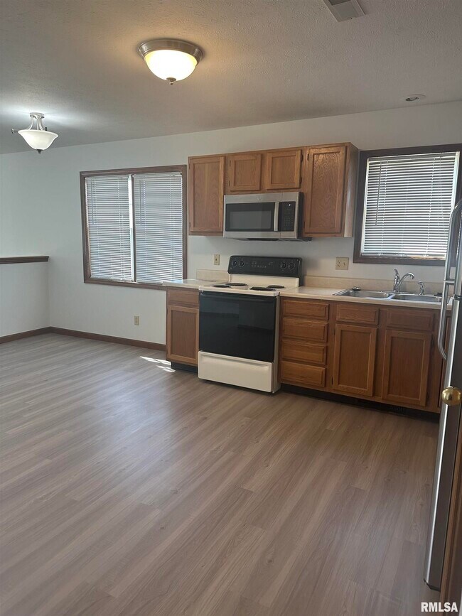 Building Photo - 3130 Cascade Dr