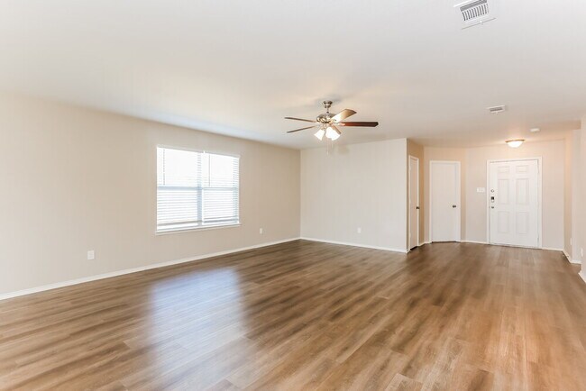 Foto del edificio - 421 Fawn Hill Dr