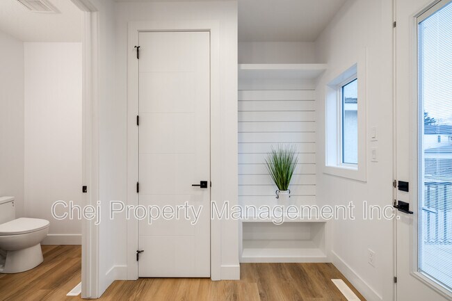 Photo du bâtiment - 9005-9092 92 Ave NW