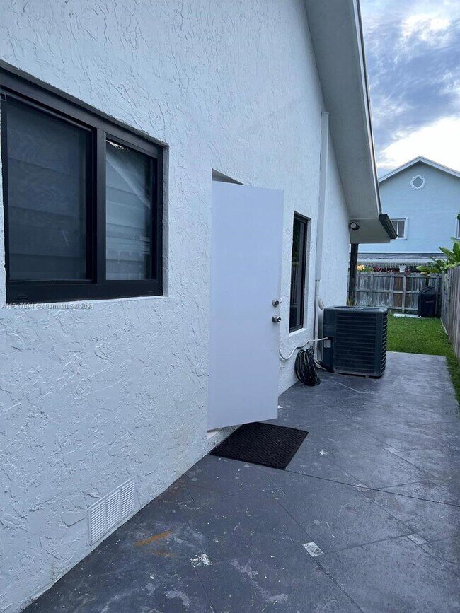 Foto del edificio - 10822 SW 142nd Ct