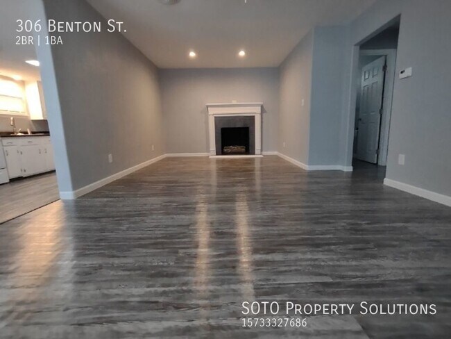 Building Photo - 2BD/1BA Spacious, Completely Renovated, Pe...