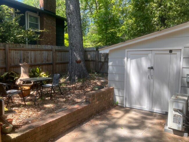 Patio privado con cobertizo/taller. - 1547 Fountain Ridge Rd