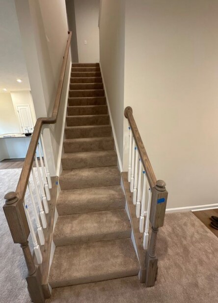 Escaleras de planta baja a segunda planta. Barandillas de madera. - 11 Pine Ave