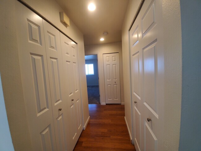 Puertas de armario para pasillos - Beachwood Homes in Kirkland
