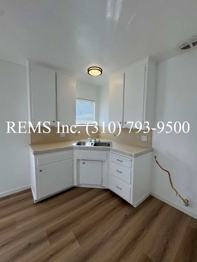 Foto del edificio - Refurbished Unit with a 1 Car Garage and L...