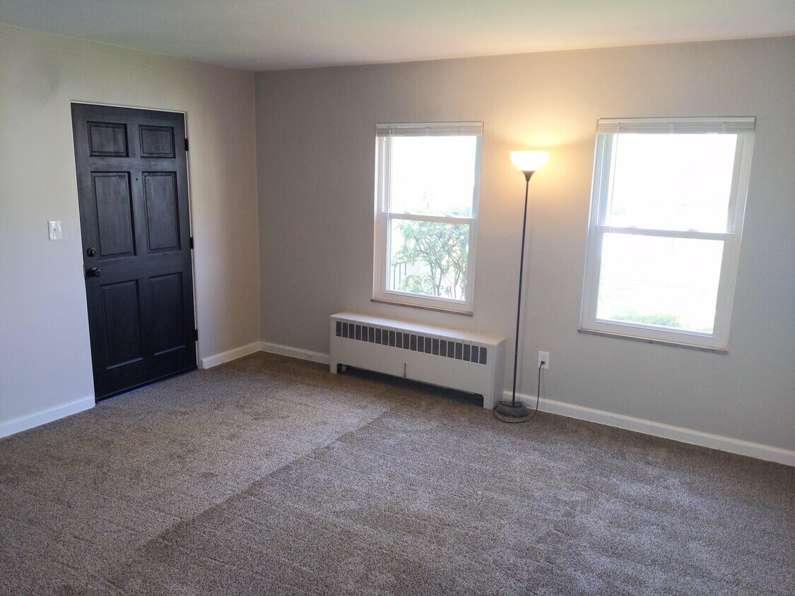 Living room looking toward front door - 1224 North Plum Street