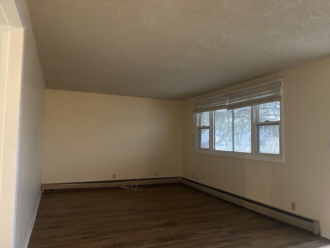 Building Photo - 3 Bedroom 2 Bath Single Family Home