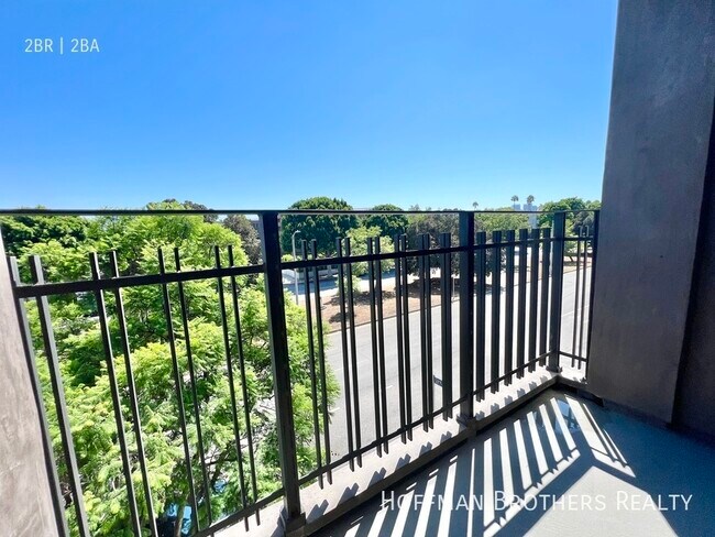 Foto del edificio - 8813 Burton Way