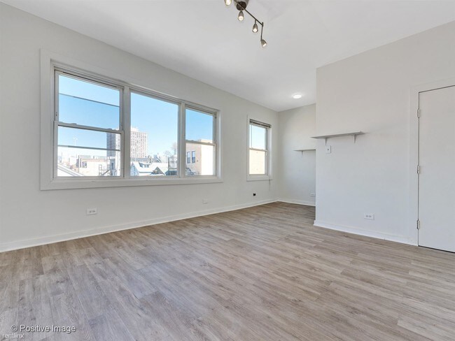 Foto del edificio - 3 br, 1 bath  - 710 N Elizabeth St Apt 3F