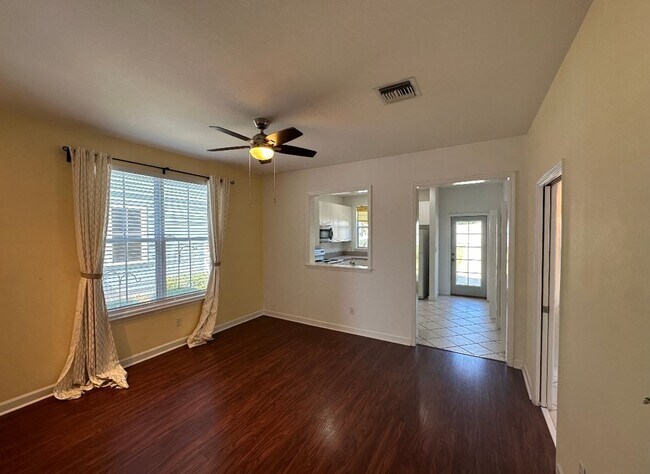 Foto del edificio - 3687 Longfellow Rd