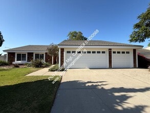 Building Photo - 1120 Village Dr