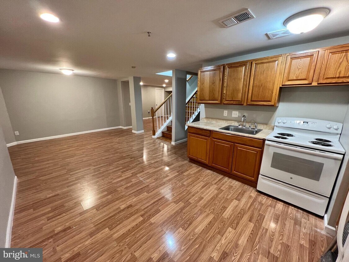 Building Photo - 9615 Huxley Dr