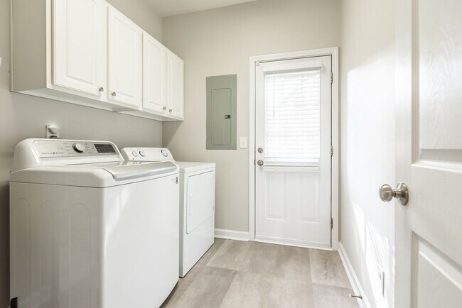 Foto del edificio - 3BR 3-Story Townhome in NW Raleigh with To...