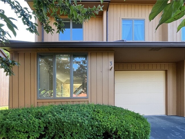 Building Photo - 3 Treetop Dr