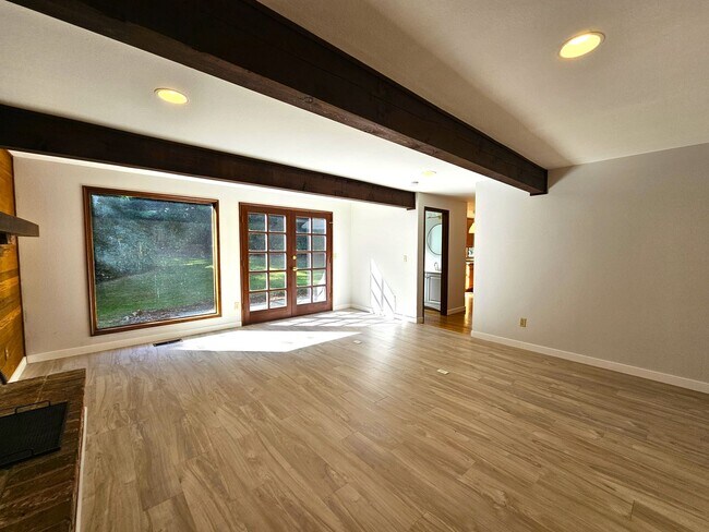 Building Photo - Beautiful 4-Bedroom Home in Bellevue's Heart