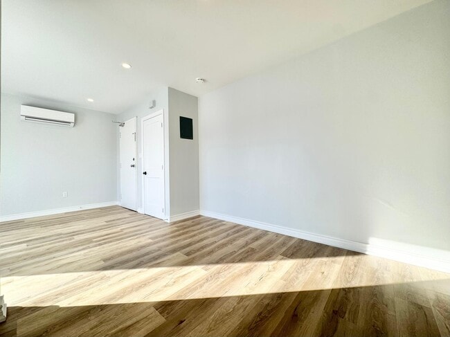 Building Photo - 24 Wellington St