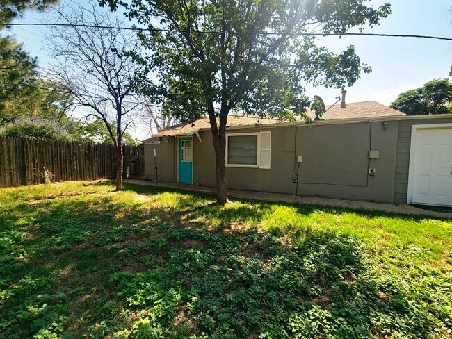 Foto del edificio - Cozy 1 Bedroom Backhouse Near Texas Tech
