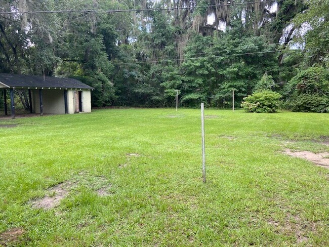 Building Photo - Midway Home Offering lots of space!!