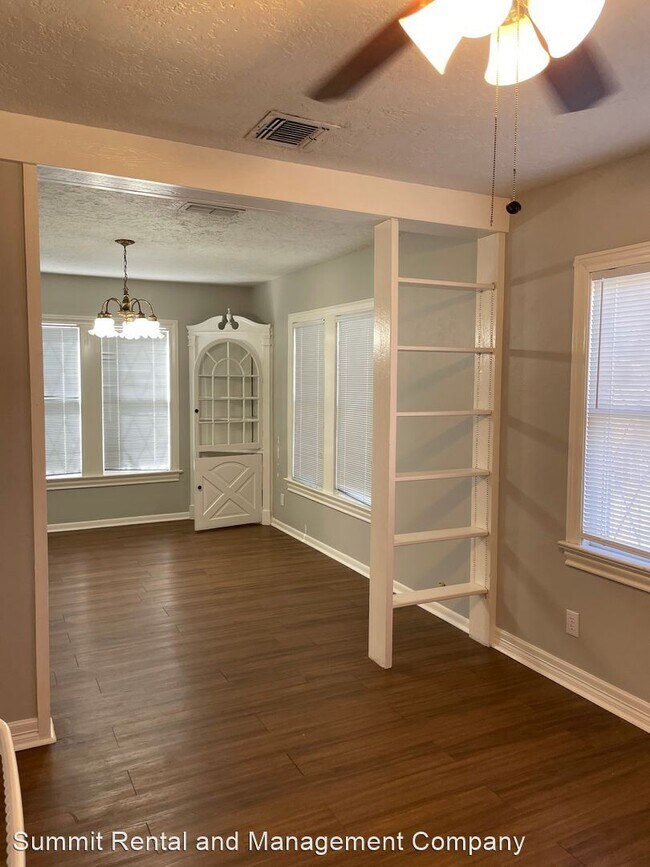 Building Photo - 2 br, 1.5 bath House - 3002 N Main