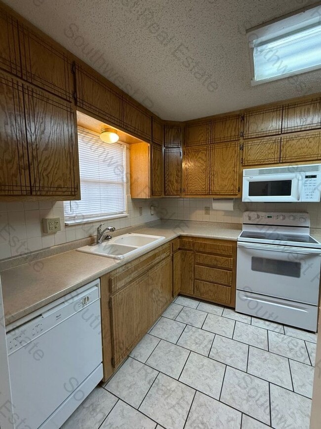 Building Photo - Spacious 3 bedrooms 2 bath family home